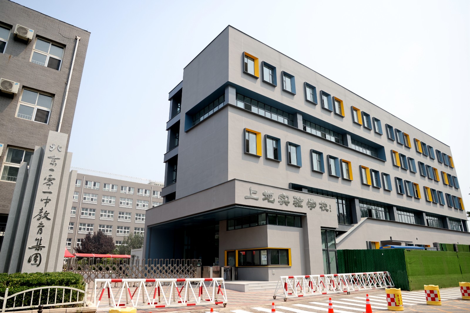 校门图.JPG